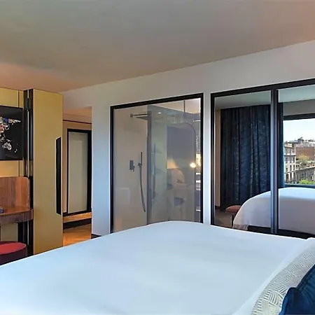 Renaissance Hotel 5*